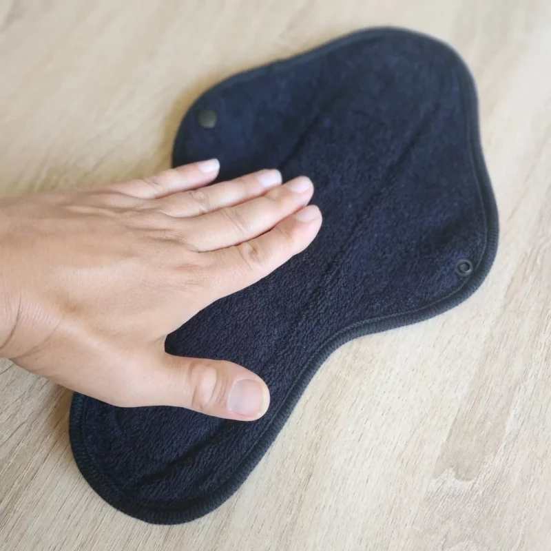 1 serviette hygiénique lavable en Coton Terry - Coloris noir *Produit déclassé* – Image 2