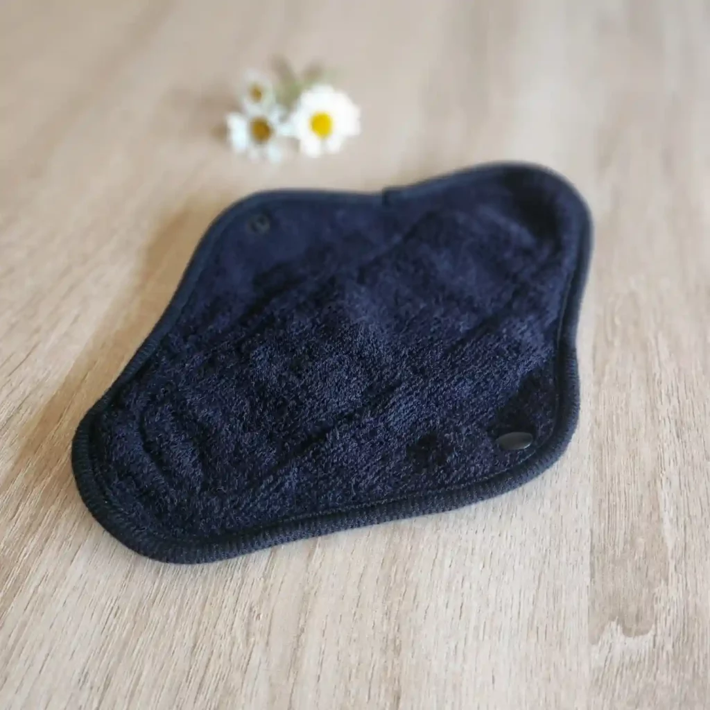 1 serviette lavable en Coton terry (Gamme S) - Flux léger à moyen - Coloris noir - *Produit déclassé*