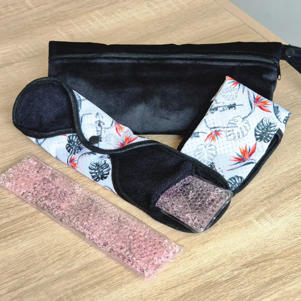 Règle douloureuse : 2 serviettes + 2 pads soulageant chaud / froid + 1 pochette