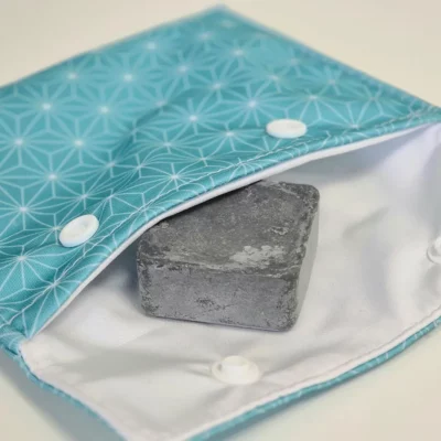 Soin lavant visage solide au charbon + pochette