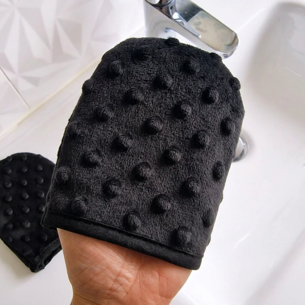 2 gants démaquillants à l'eau - Noir – Image 2